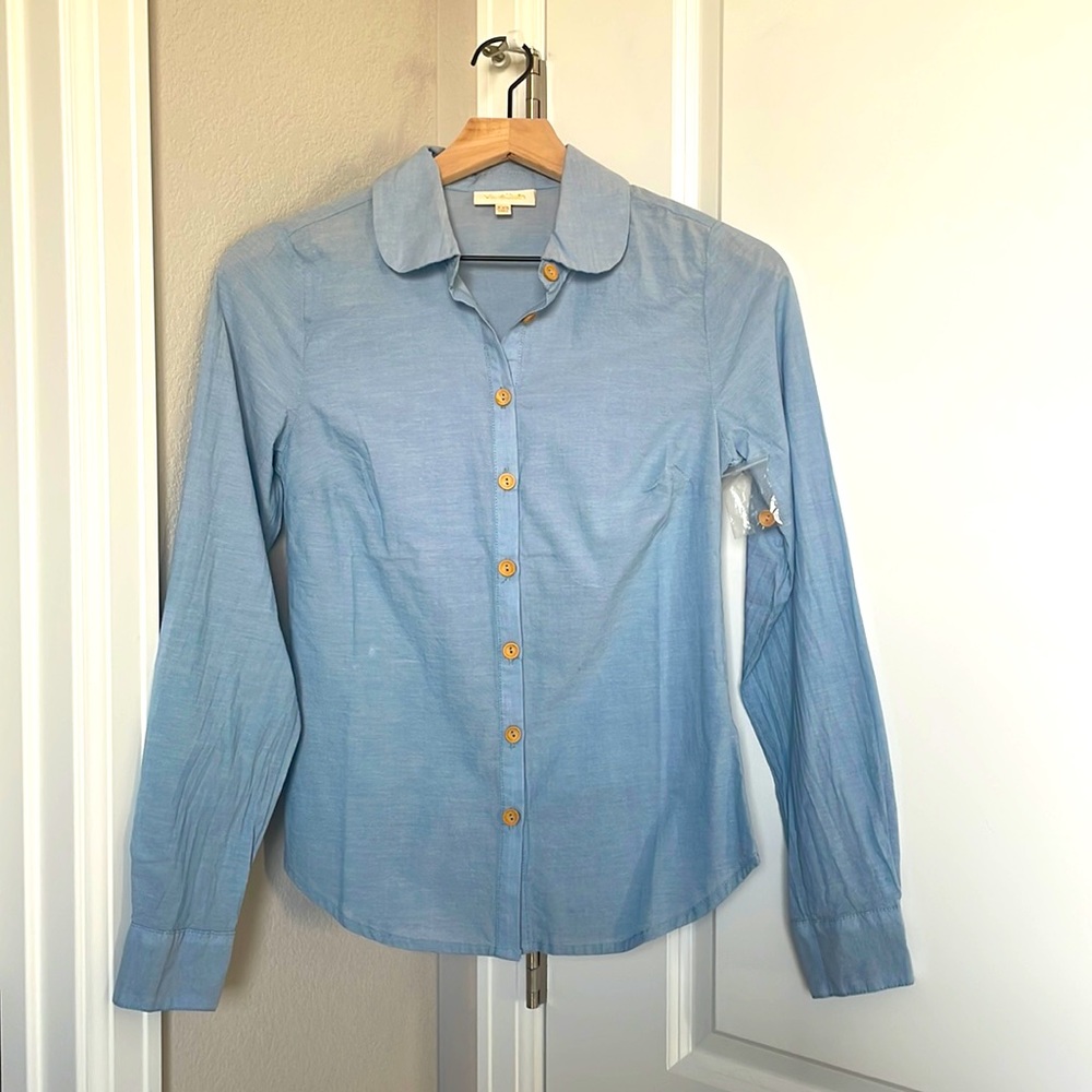 Cute Chambray Blue Button Down w/ Wooden Buttons 👜🌼